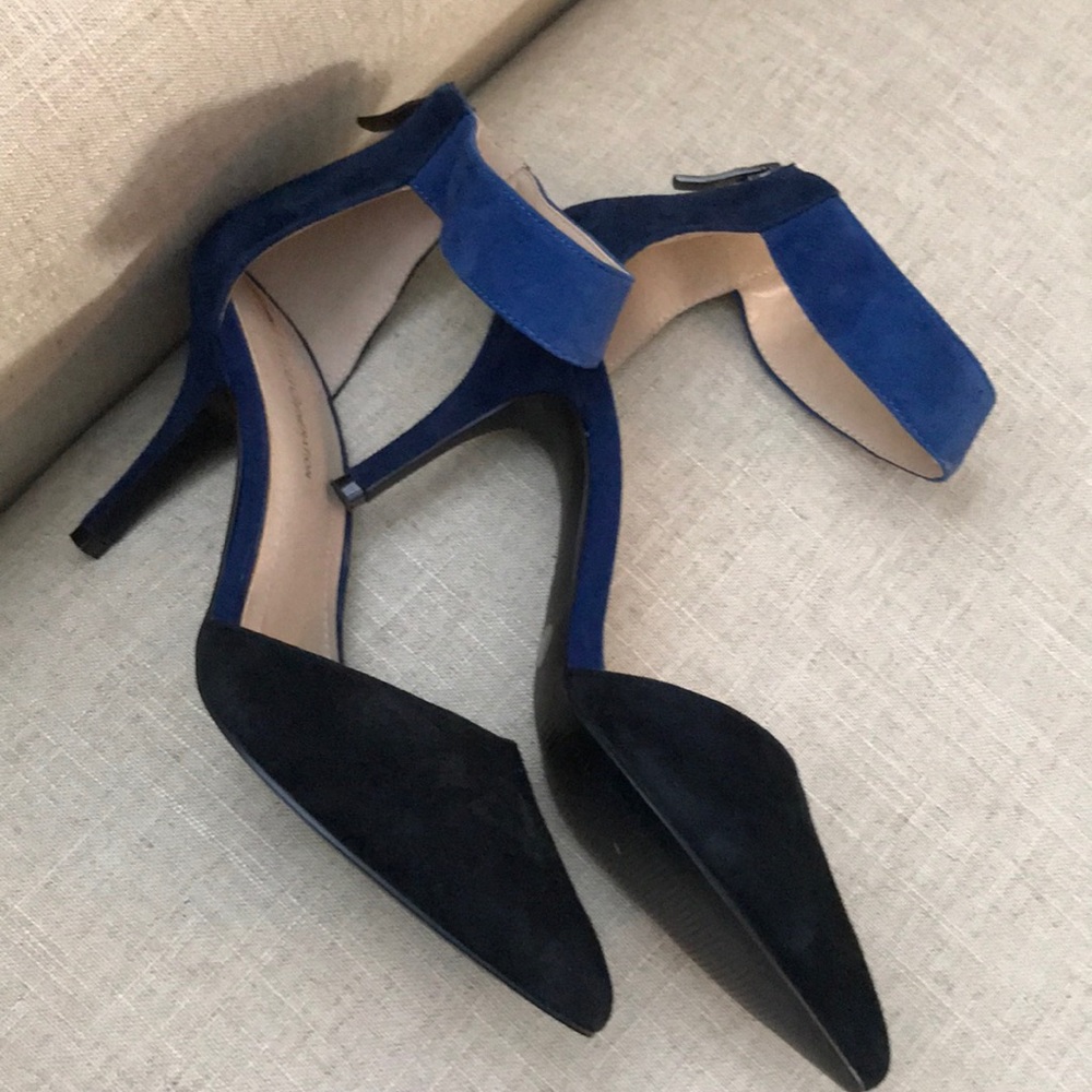BCBG like new Suede heels